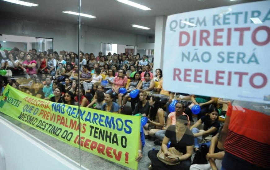 Servidores protestam na Câmara de Palmas