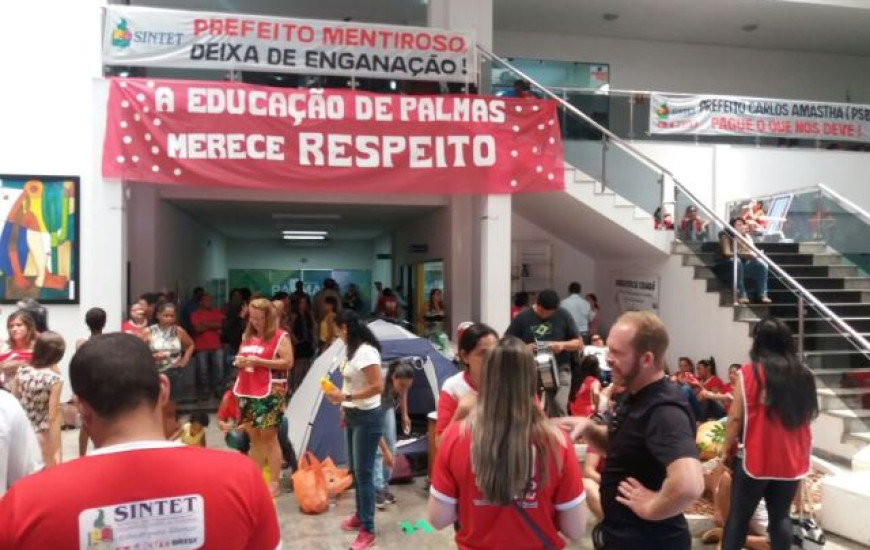 Professores em greve ocupam Câmara de Palmas