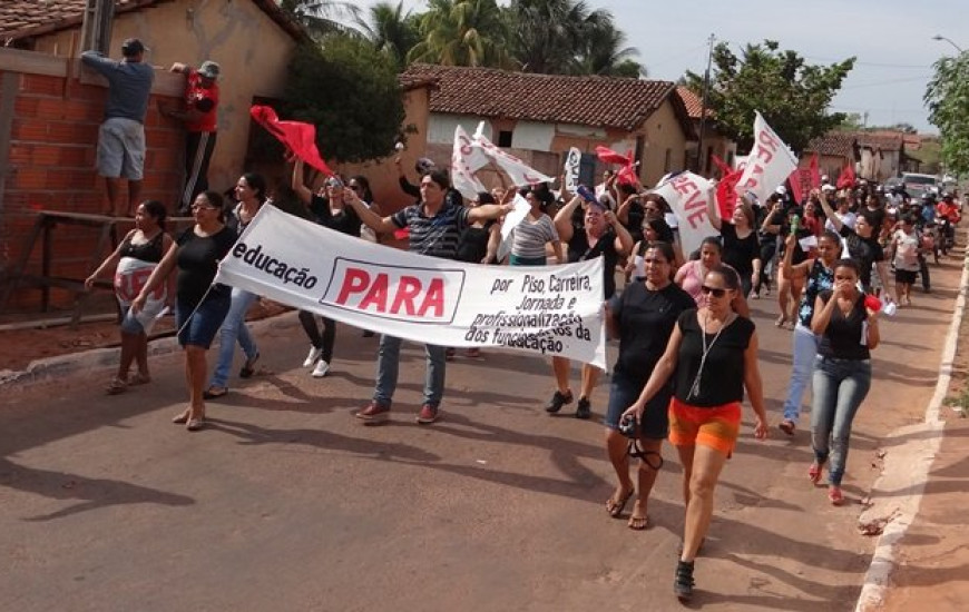 Servidores da Educação manifestam em Ponte Alta