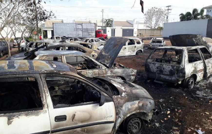 Incêndio destrói veículos apreendidos em pátio de delegacia em Gurupi