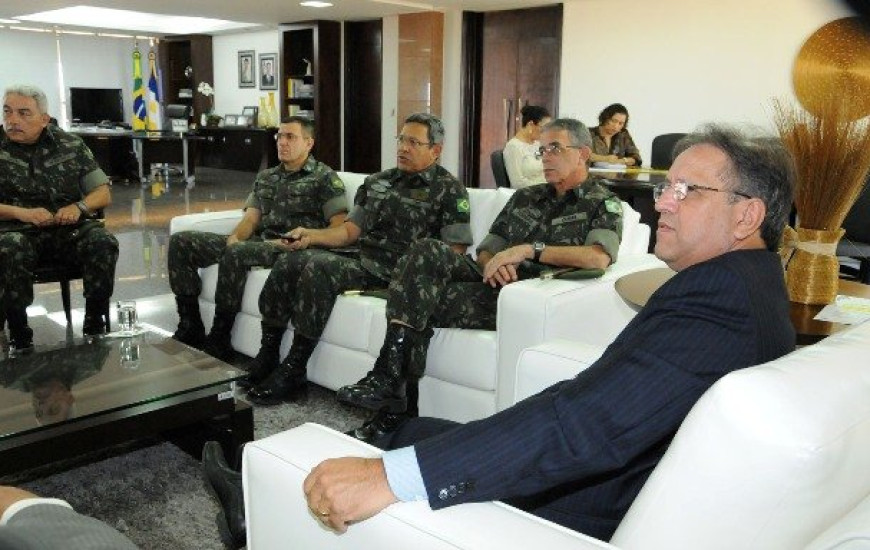 Governador recebe representantes do Exército