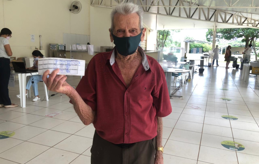 Bernardo Zago, de 98 anos, tomou a primeira dose nesta quarta, 10