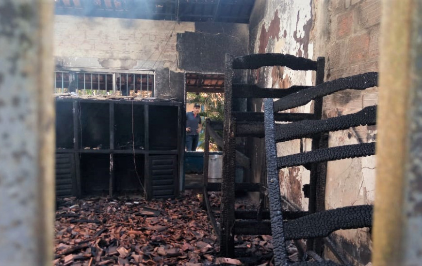 Fogo deixou alojamento destruído na Escola Família Agrícola