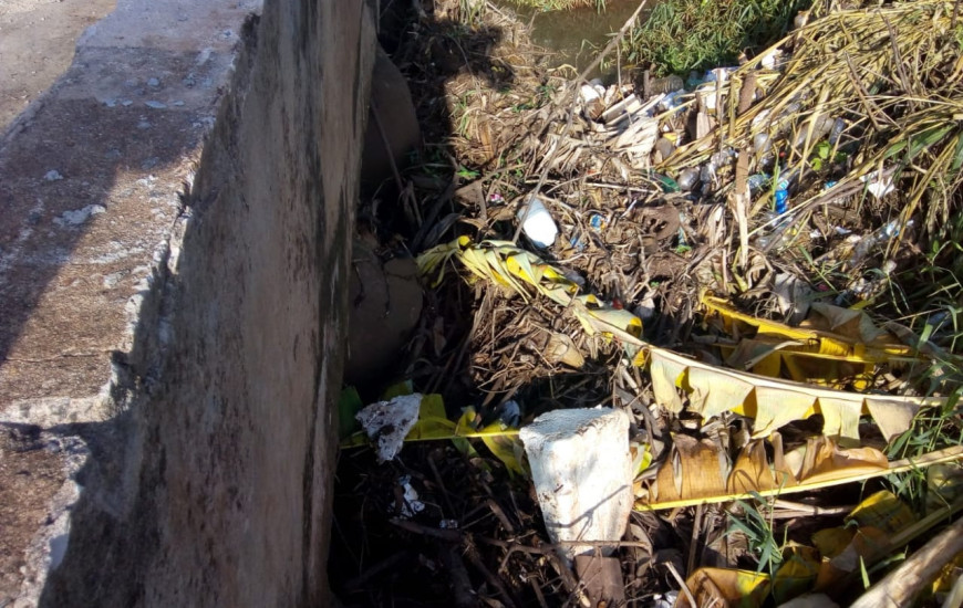 Lixo entope bueiros e provoca alagamentos durante as chuvas