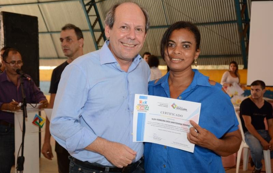 Prefeito de Araguaína entrega certificados