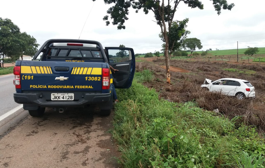 Duas pessoas estavam no veículo; motorista foi flagrado pela PRF