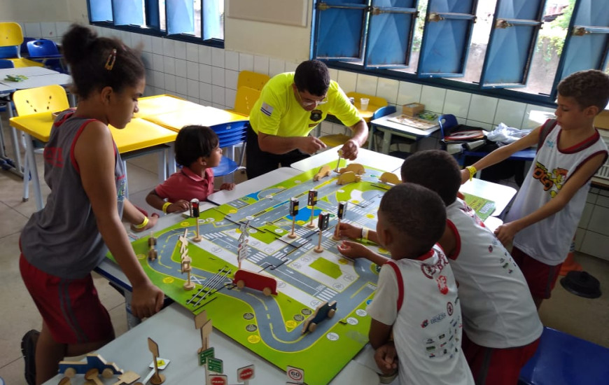 Crianças aproveitando minicidade e sala de jogos montadas pela Sesmu