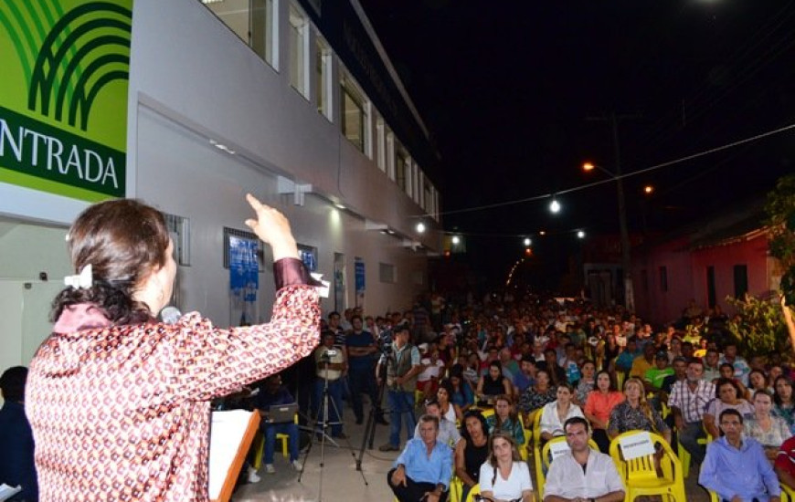 Senadora inaugura sede