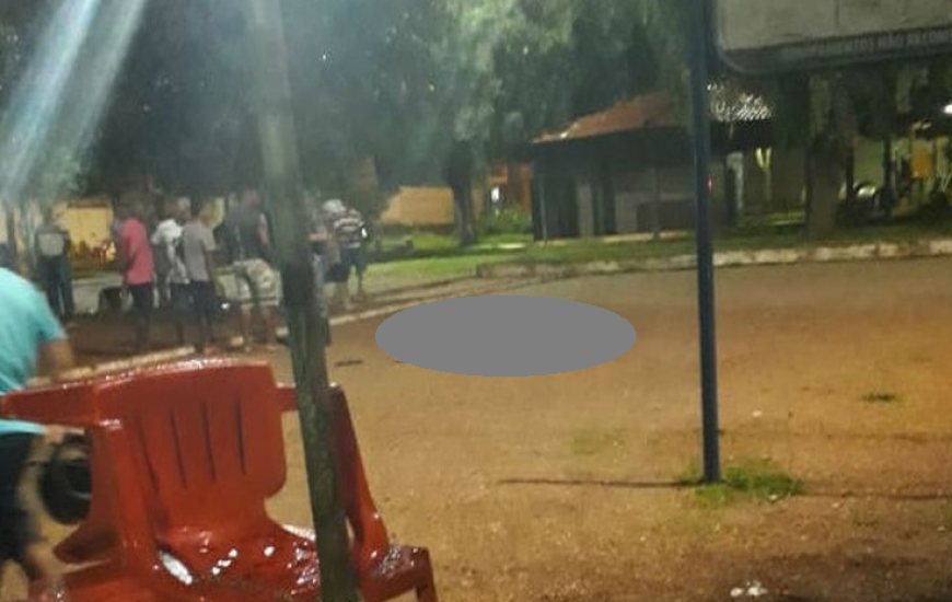 Homem é assassinado a facadas em praça pública