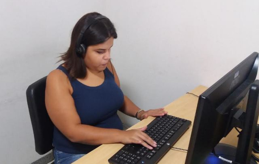 Caroline Barbosa utiliza a linguagem Braille