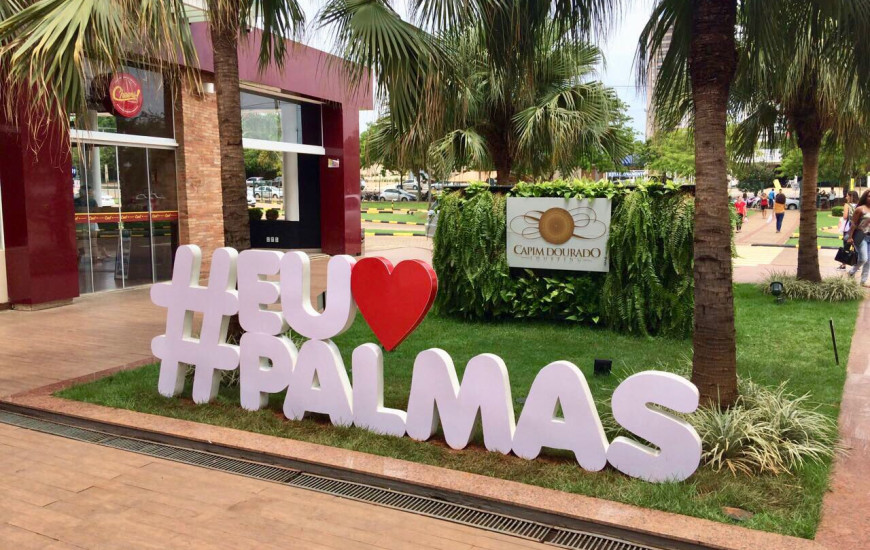 Letreiro está na entra principal do Shopping