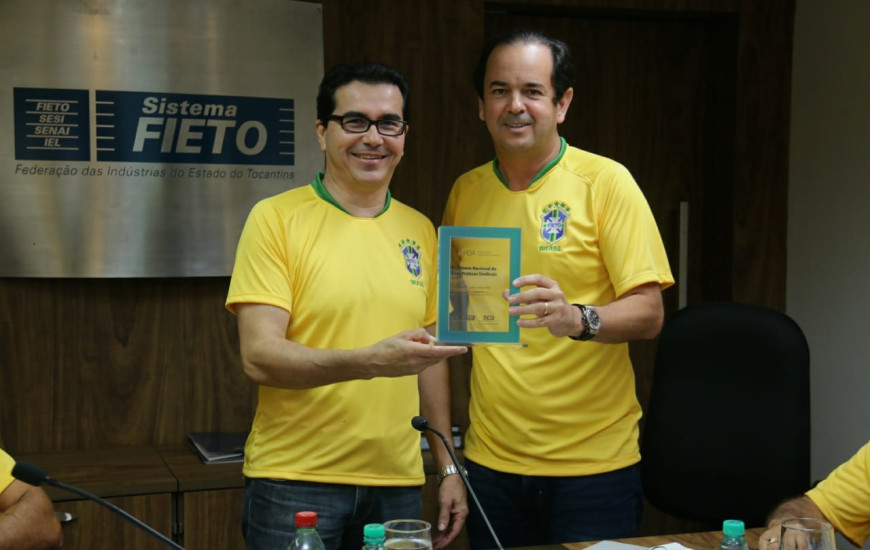 Roberto Pires entregou um troféu e um notebook