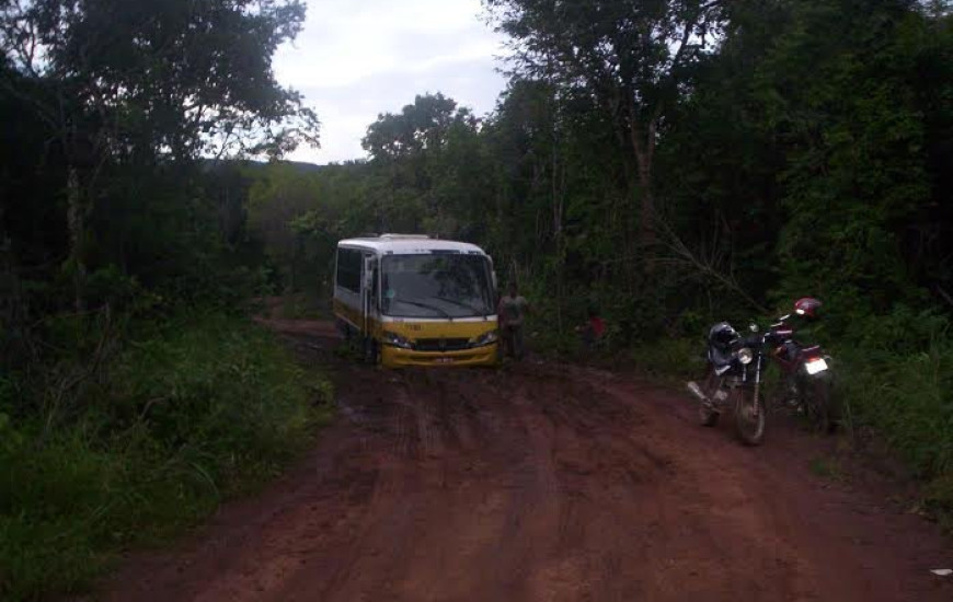 Ônibus atolado