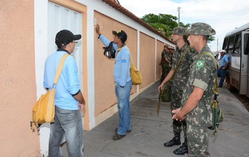Agentes e Exército combatem mosquito em Araguaína
