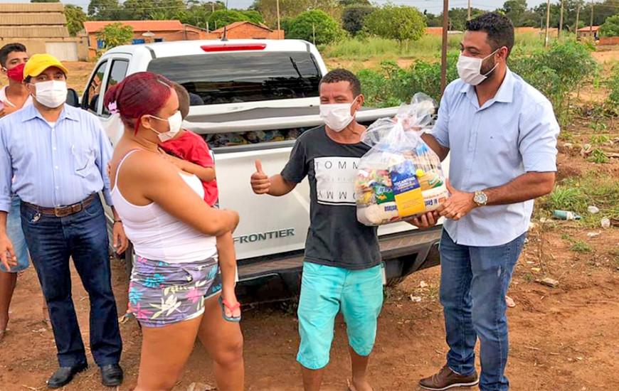 Família recebendo a cesta básica