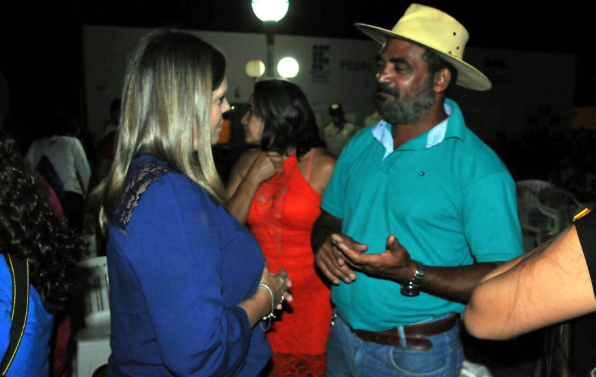 Vice-governadora Cláudia Lelis conversa com o dono do Jalapão