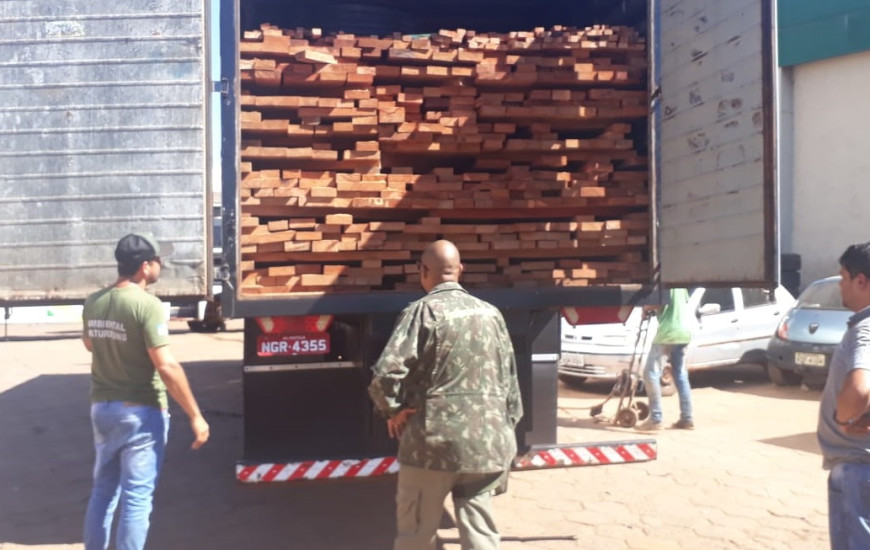 Fiscais Ambientais apreendem caminhão com madeira irregular.