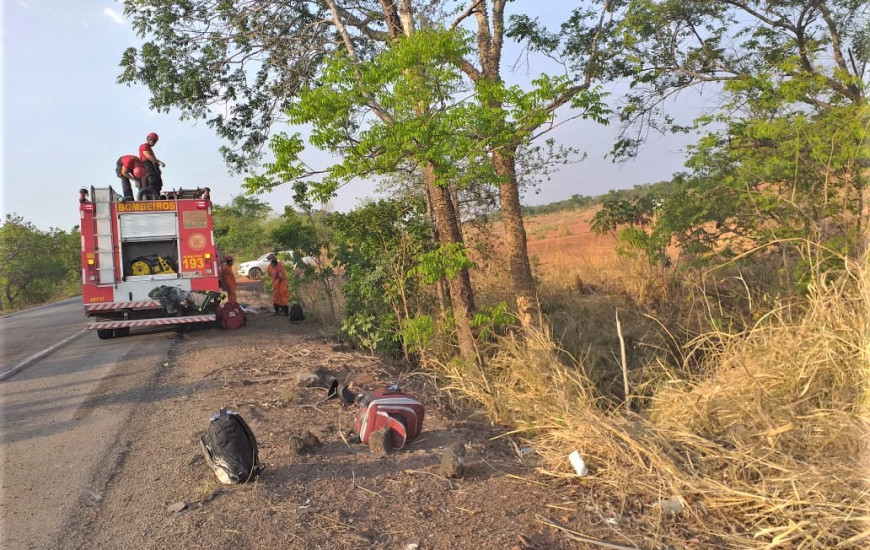 Veículo caiu na ribanceira durante o capotamento.