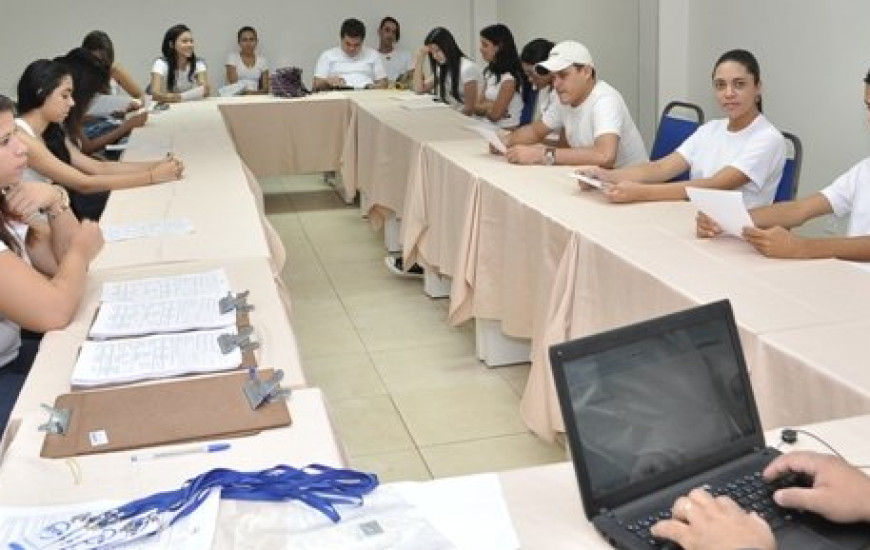 Pesquisadores recebem orientações do Instituto