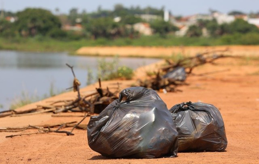 Prefeitura retira lixo das margens do Lago Azul