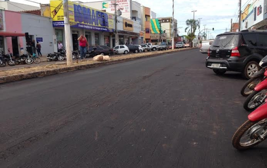 Ruas estão recebendo lama asfáltica sem qualidade