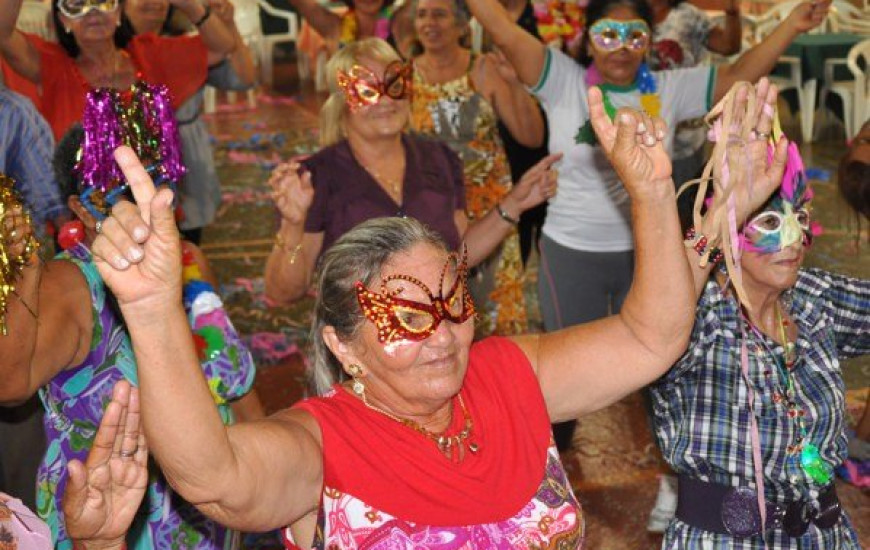 Idosos antecipam festa de carnaval