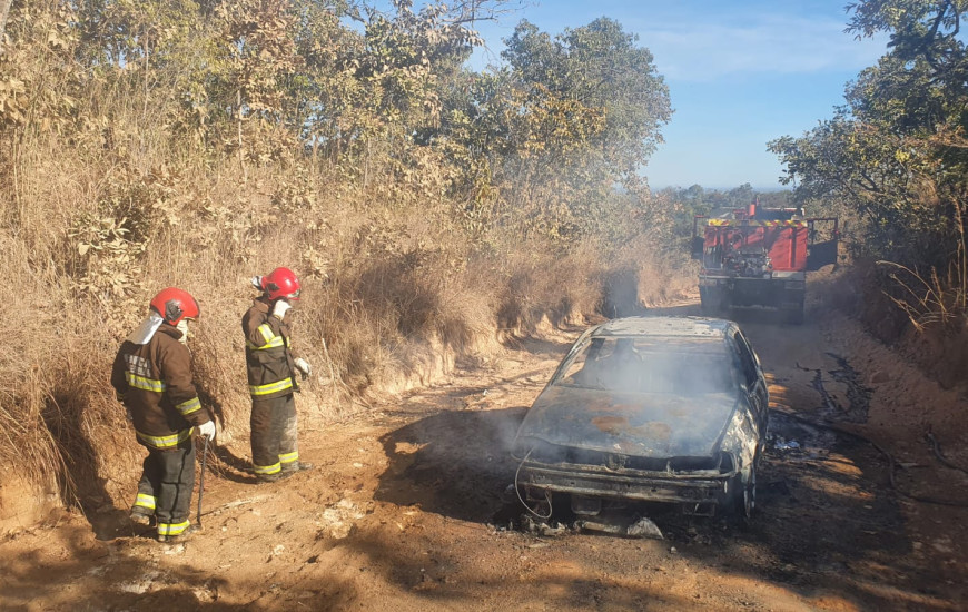 O veículo pegou fogo cerca de 12km da cidade