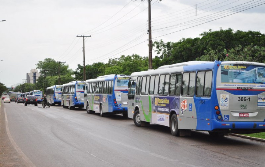 Prefeitura entrega 40 novos ônibus