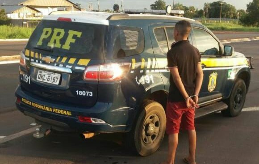 Rapaz trafegava pela BR-153 empinando a moto na frente da viatura da PRF