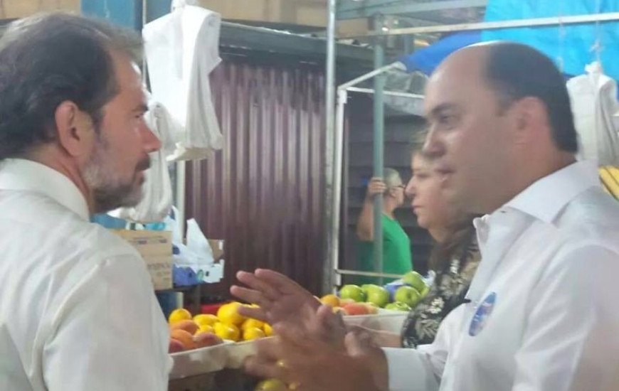 Manzano ouve Sandoval durante visita à feira