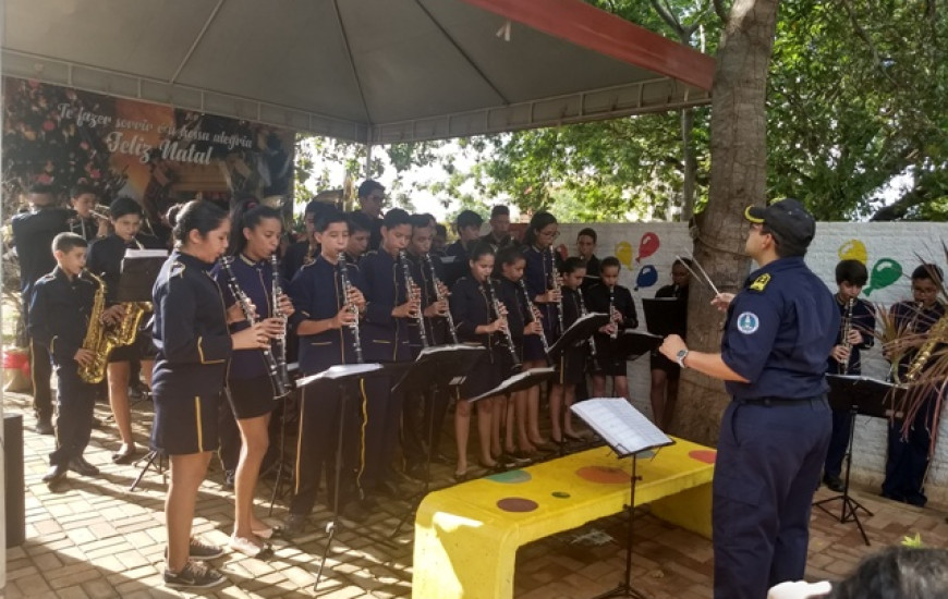 Esse é o segundo ano que a Orquestra Jovem leva canções natalinas aos pacientes