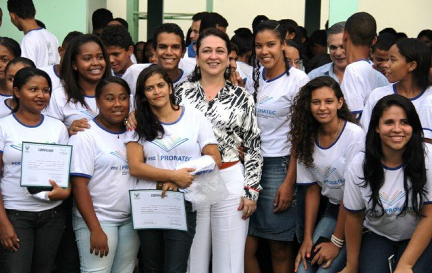 Kátia Abreu foi recebida por cerca de 500 alunos