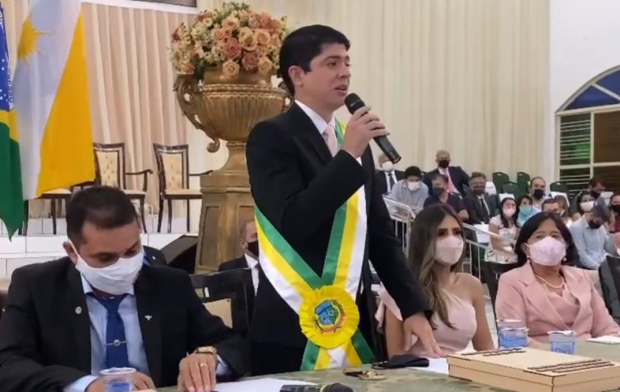 Prefeito Celso Morais (MDB) durante sessão solene de posse