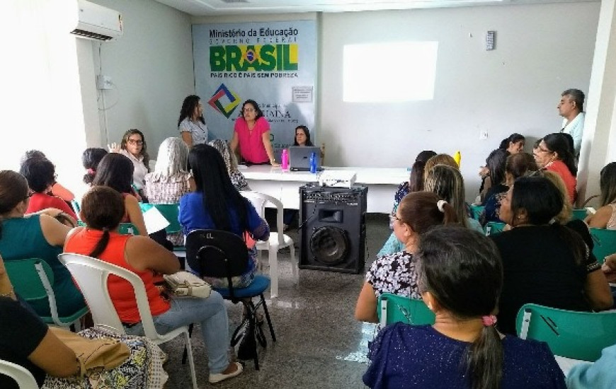 Educadores da rede municipal aprendem técnicas de Libras e Braille