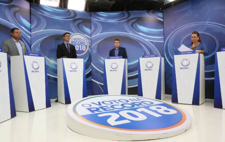 Três candidatos participam do primeiro debate na TV