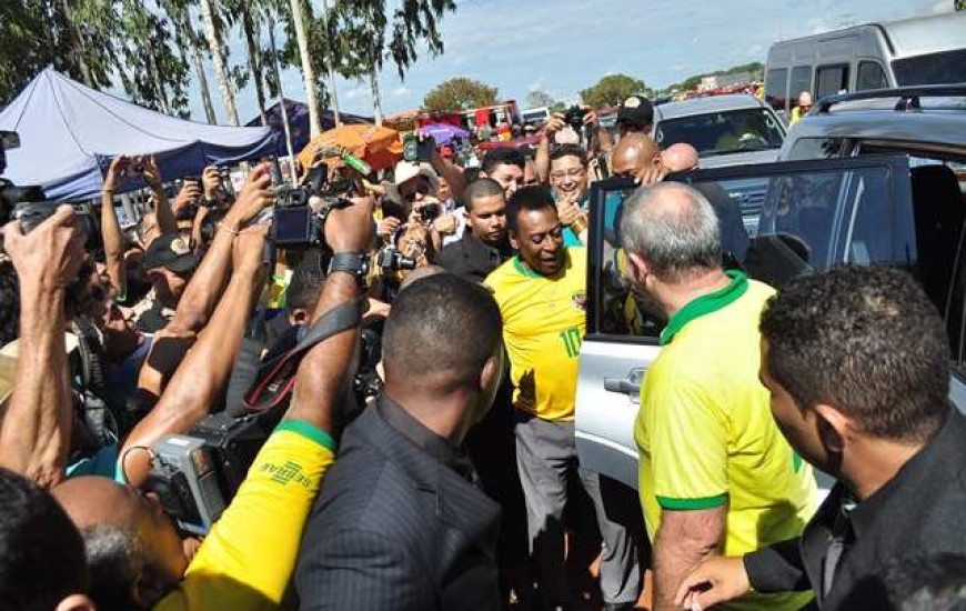 Pelé é recebido calorosamente pela multidão