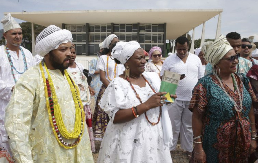Praticantes de religiões de matriz africana aguardam o início do julgamento