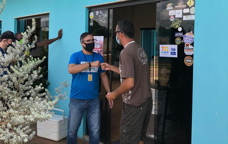 Equipe da Adetuc durante visita em estabelecimento comercial de Caseara