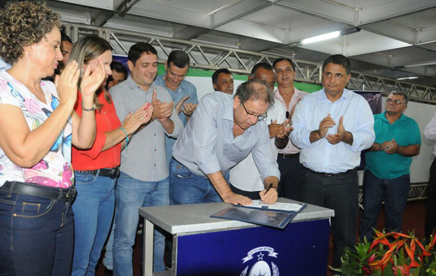 Governador assina ordem de serviço em Taguatinga