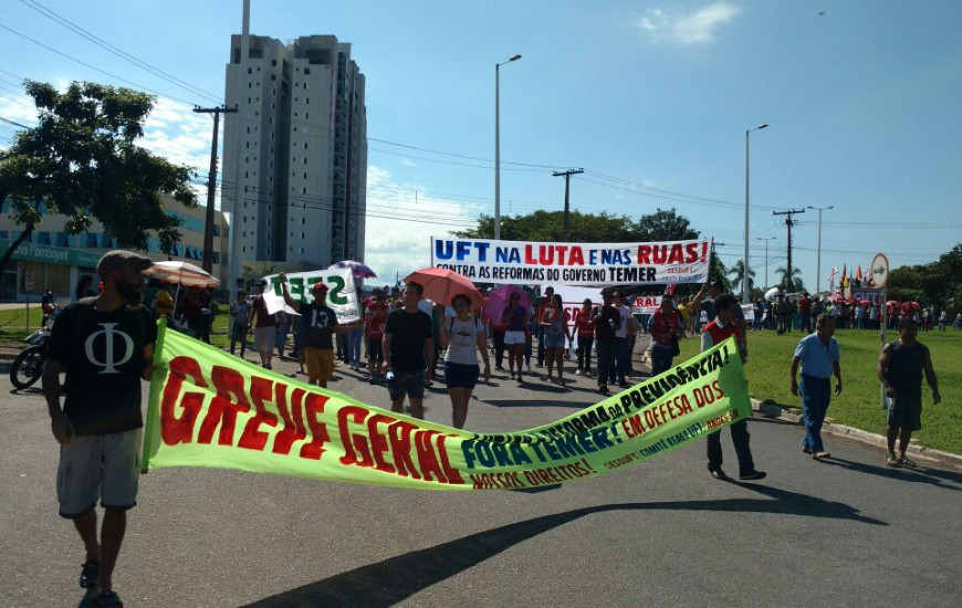 Protesto reúne trabalhadores e a população em Palmas