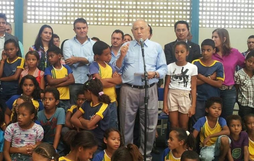 Siqueira Campos em inauguração de escola em Almas