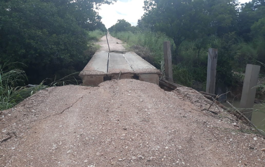 Ponte na TO-296 teve parte da estrutura levada por córrego.