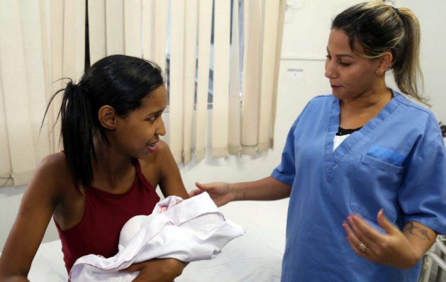 Enfermeira Silvana Cardoso conversando com a paciente Letícia Pereira no HRG