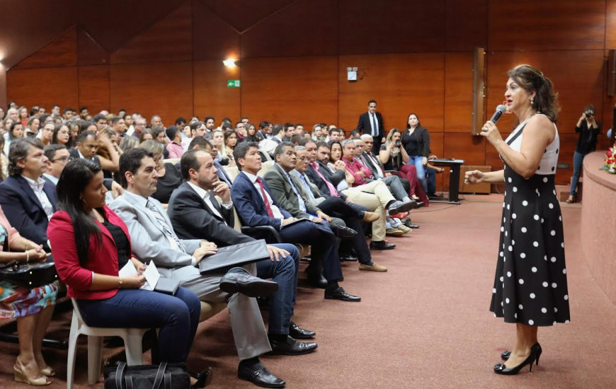 Senadora participa de debate na OAB