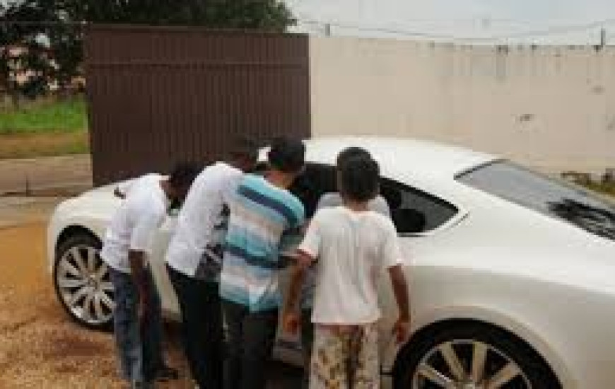 Bentley branco fez a alegria dos meninos