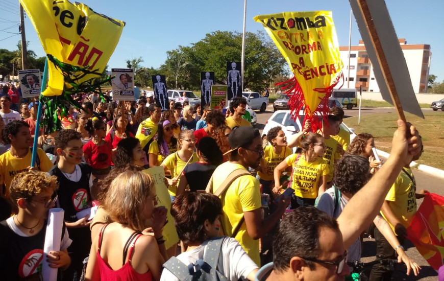 Protesto segue na Avenida Jk, em Palmas.
