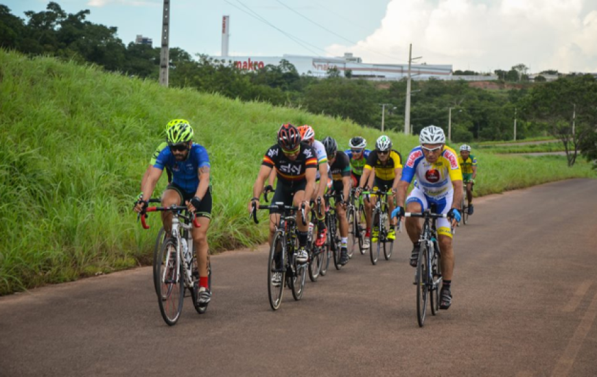 Ciclistas treinam na marginal leste da TO-050 em Palmas