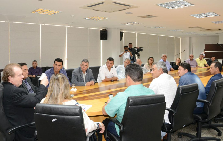 Gestores e parlamentares debatem ação do MPE