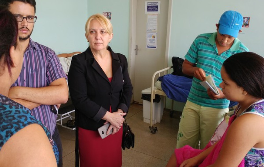 MPE e DPE conversam com familia no Hospital e Maternidade Dona Regina