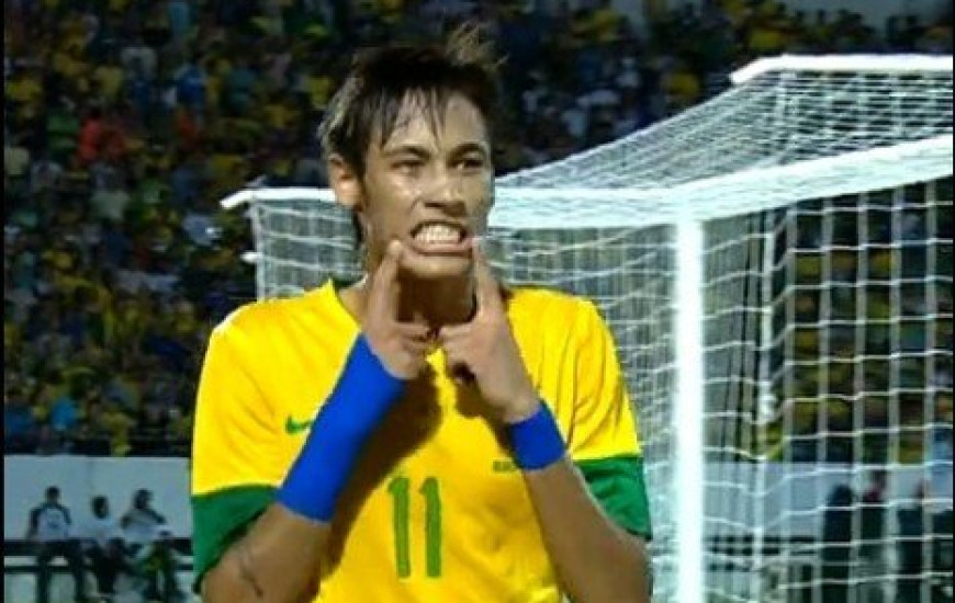 Neymar aponta pro sorriso apos fazer gols